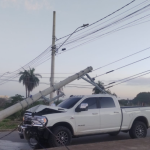 Carro capota e Hilux derruba poste em Contagem; motoristas fugiram