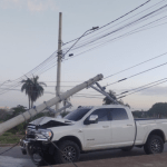 Carro capota e Hilux derruba poste em Contagem; motoristas fugiram