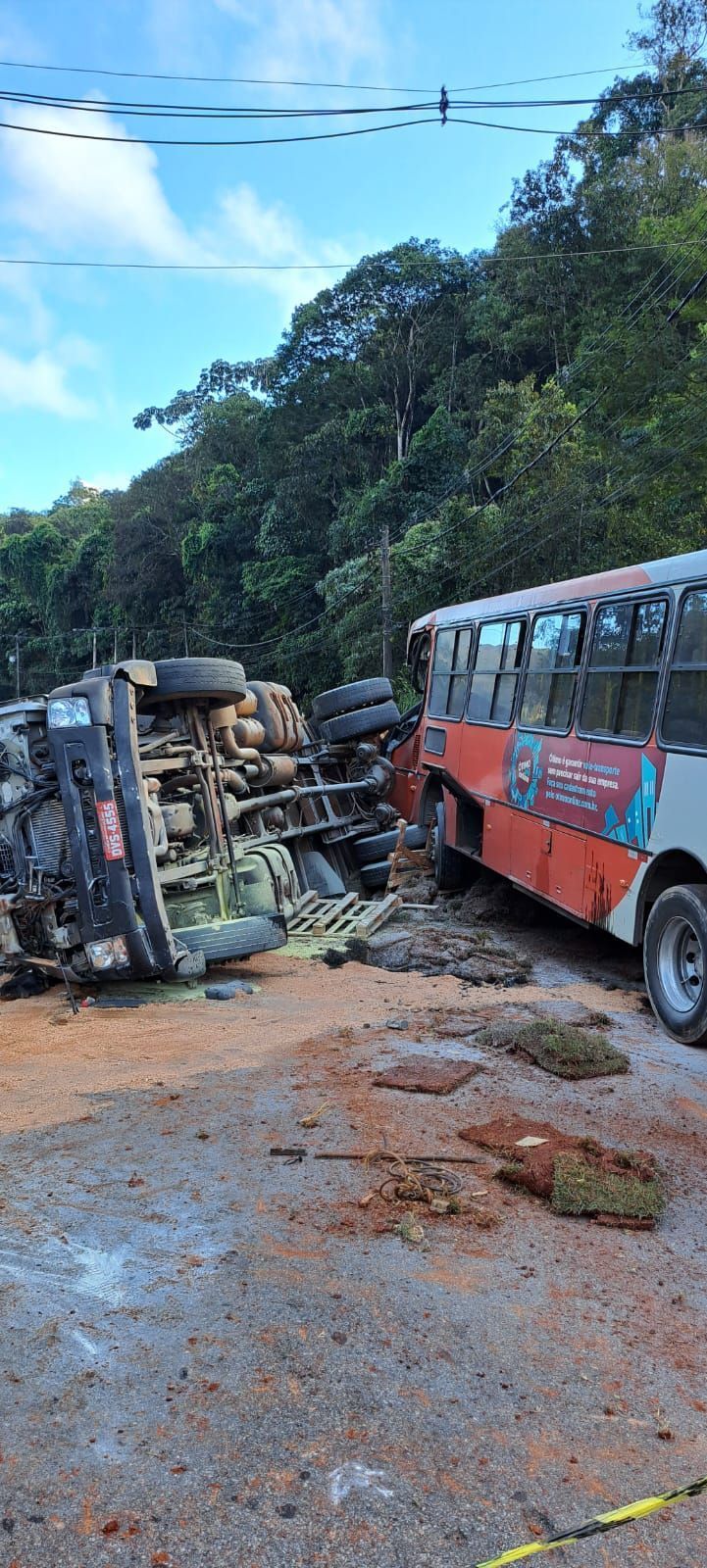 Bombeiro explica dinâmica do acidente na MG-30 e diz que motorista do ônibus evitou tragédia maior