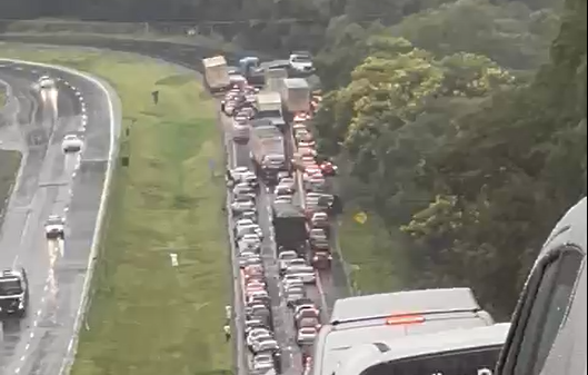 Minas: BR-040 tem 6 km de congestionamento após acidente neste sábado (10)