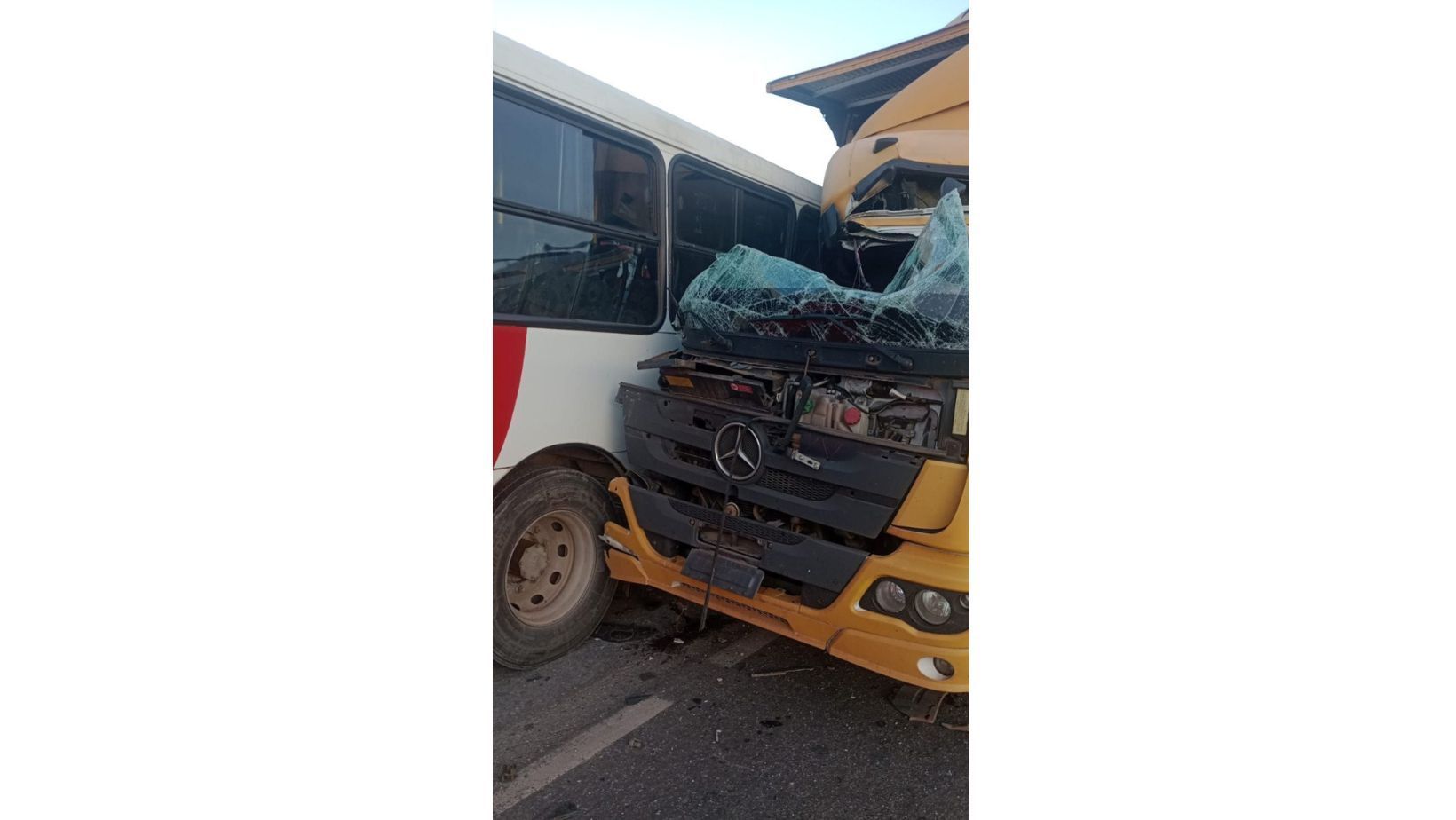 Acidente entre caminhão e ônibus deixa pelo menos dez feridos na BR-040