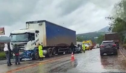 BR-040 é liberada após acidente entre carro e carreta em Itabirito, mas apresenta lentidão
