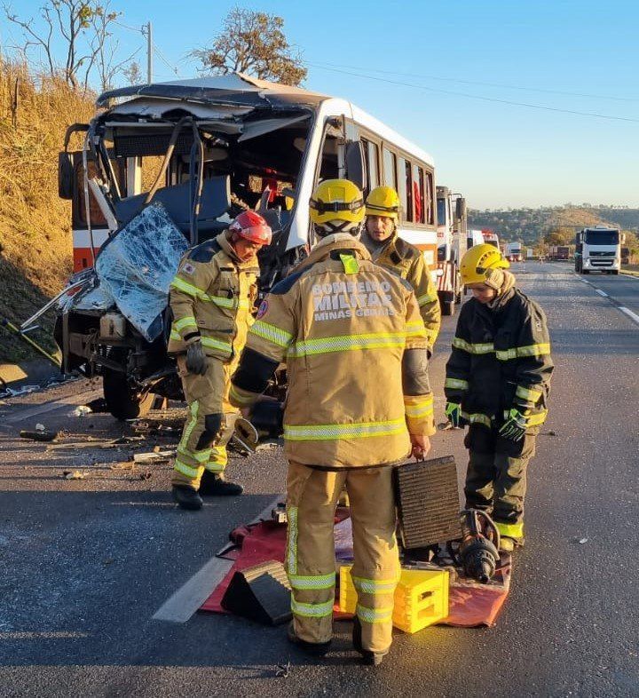 BR-040: vítimas do micro-ônibus relatam ultrapassagem antes do acidente com carreta