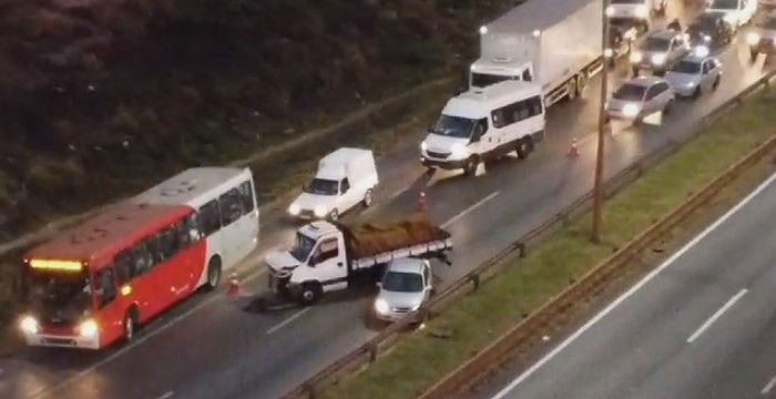 Vídeo: acidente entre caminhão e carro trava o trânsito na BR-040, em Contagem