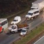 Vídeo: acidente entre caminhão e carro trava o trânsito na BR-040, em Contagem