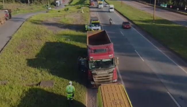 Carro capota e minutos depois caminhão se envolve em batida na BR-040
