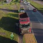 Carro capota e minutos depois caminhão se envolve em batida na BR-040