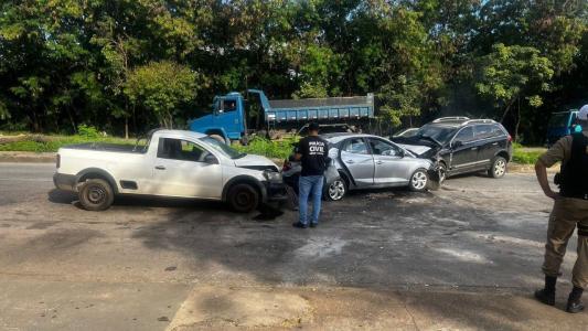 Acidente entre três carros interdita a avenida Risoleta Neves, na região norte de BH