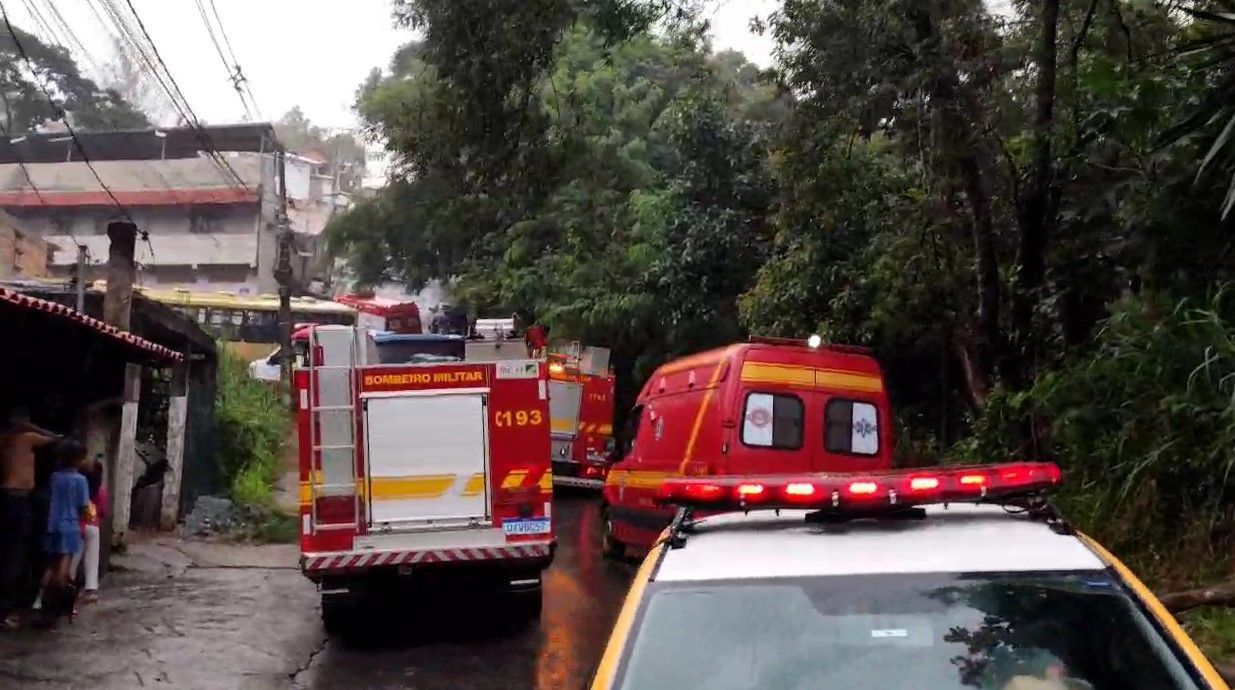 Ônibus bate em muro e deixa 11  feridos no Barreiro, em BH
