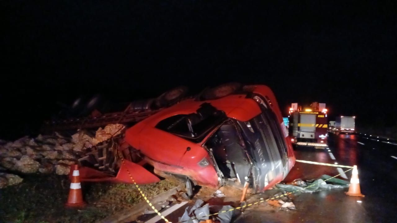 Motorista de caminhão com sacos de batata morre na MGC-135, no Norte de Minas