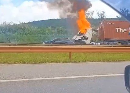 Após carreta pegar fogo, Fernão Dias continua interditada, e motoristas enfrentam oito km de congestionamento