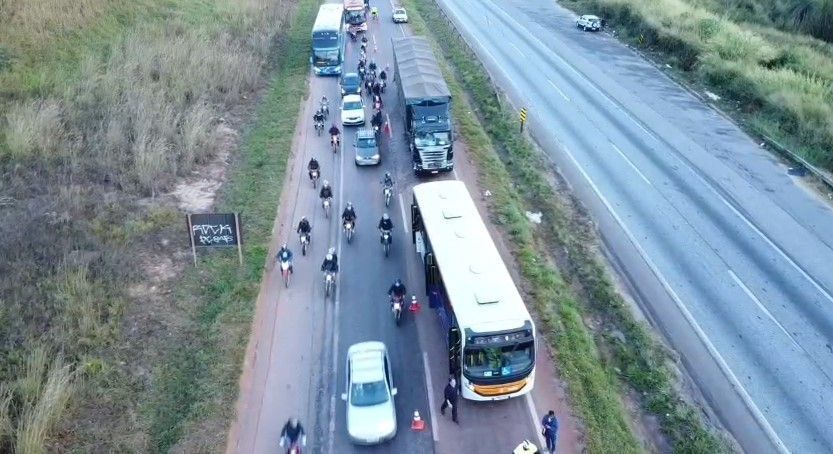 Batida entre ônibus e carreta na  BR-040 causa 10 km de congestionamento