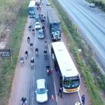 Batida entre ônibus e carreta na  BR-040 causa 10 km de congestionamento