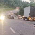 Batida entre três carros mata uma pessoa e fere cinco na BR-040