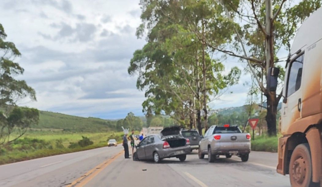Motorista de carro fica ferido após batida com um caminhão na BR-040, em Nova Lima (MG)