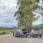 Motorista de carro fica ferido após batida com um caminhão na BR-040, em Nova Lima (MG)