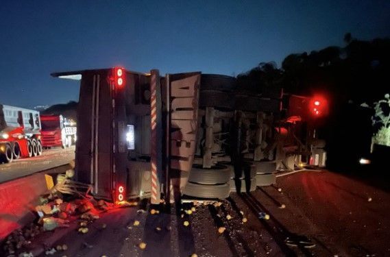 Motoristas enfrentam 12 km de congestionamento após acidentes com carretas na Fernão Dias, na Grande BH