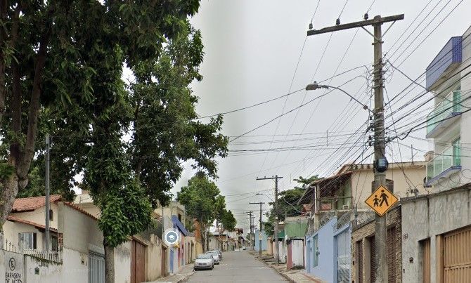Motorista de app bate carro em muro no Barreiro, em BH, e fica ferido