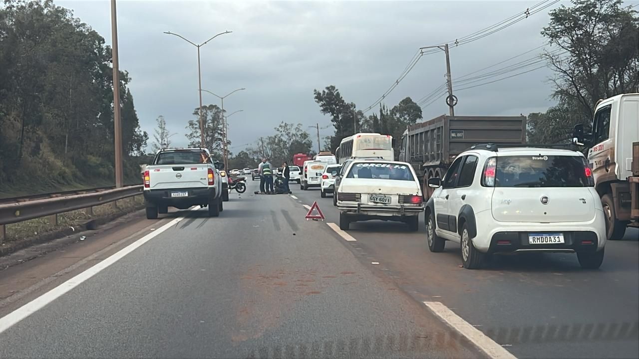 Acidente com moto trava BR-040 e causa lentidão em BH e Nova Lima