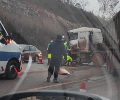 Acidente entre carretas bloqueia pista da BR-040 em Ouro Preto e causa congestionamento nos dois sentidos