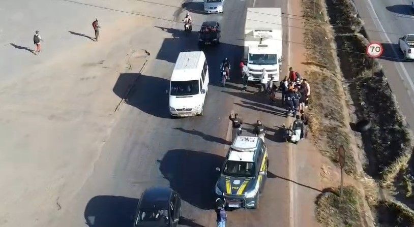 Acidente entre caminhão e moto causa congestionamento quilométrico na BR-040, em Contagem (MG)