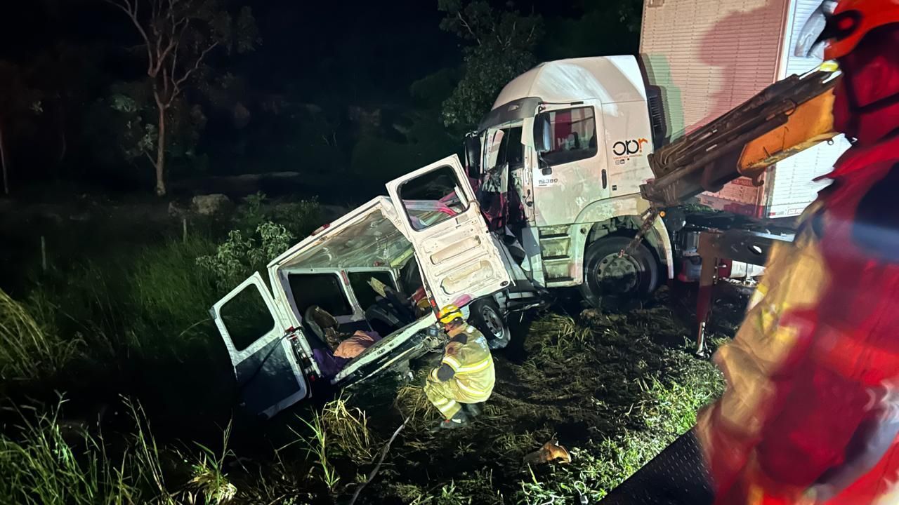 Veja imagens do local do acidente com carreta e van que deixou 9 mortos na BR-251, no Norte de Minas