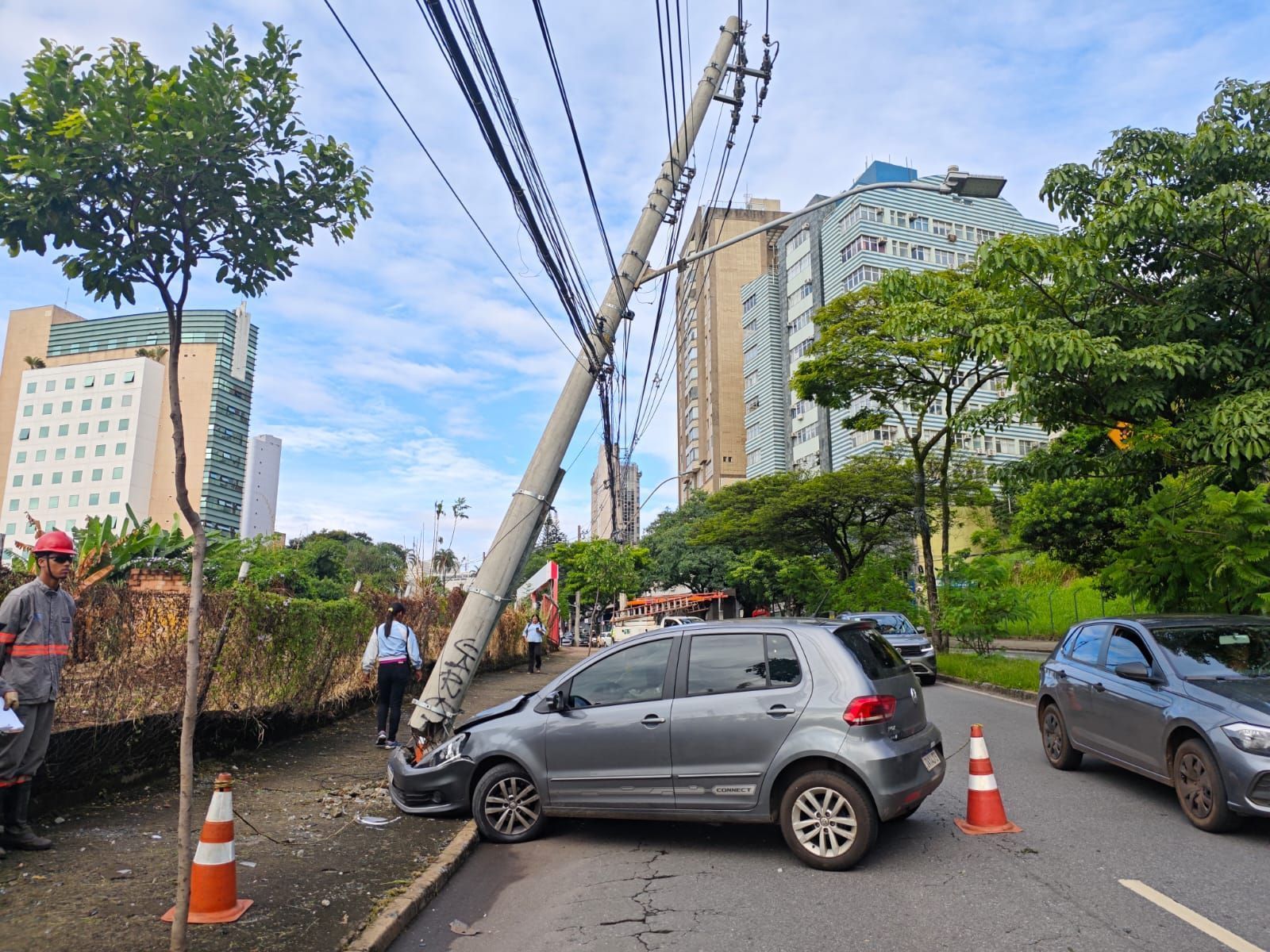 Batida na av. Raja Gabaglia, em BH, deixa trânsito complicado; poste corre risco de cair