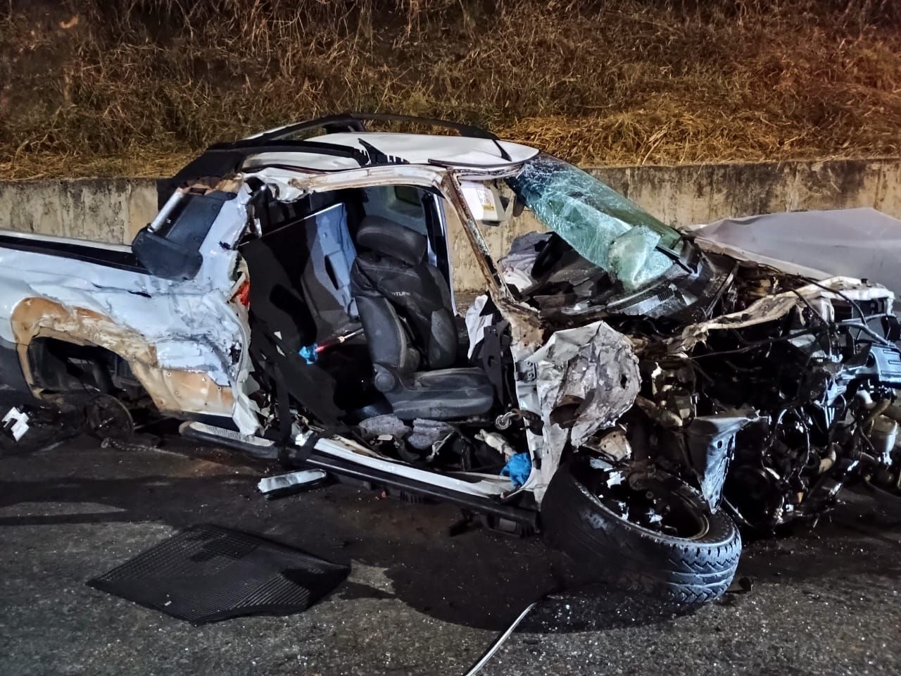 Grave acidente deixa motorista de 31 anos ferido na MG-10, na Grande BH; veja fotos