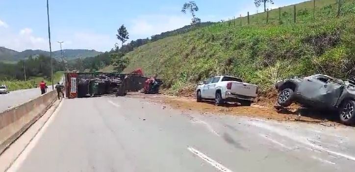 Carreta tomba na BR-381, mata uma pessoa e interdita pista; veja vídeo