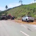 Carreta tomba na BR-381, mata uma pessoa e interdita pista; veja vídeo