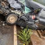Batida fecha a BR-381, deixa motorista preso às ferragens e carro 'pendurado' em ponte