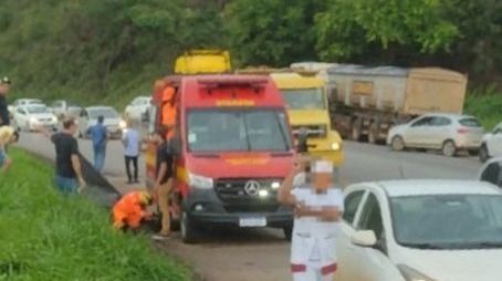 Acidente com carro deixa trânsito complicado na BR-381, na Grande BH