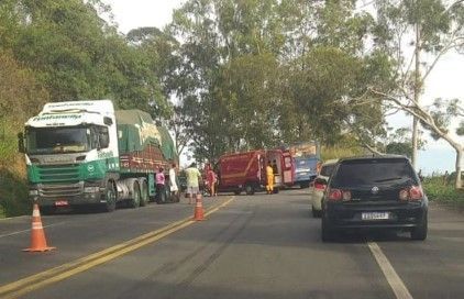 BR-381 tem congestionamento quilométrico em razão de acidente entre moto e carreta