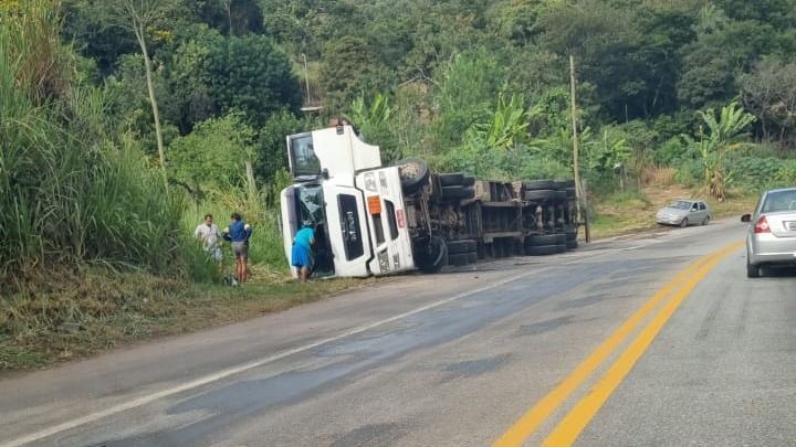 Carreta com botijões de gás tomba perto do posto da PRF, na BR-381