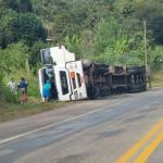 Carreta com botijões de gás tomba perto do posto da PRF, na BR-381