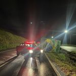 Ônibus de viagem tomba e deixa 16 feridos na BR-381, no Sul de MG
