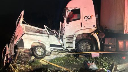 Acidente entre van e carreta e van no Norte de Minas
