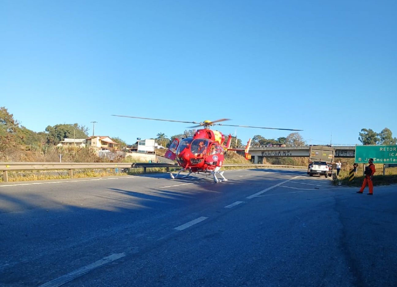 Acidente entre carreta e moto na Grande BH mata um e complica trânsito
