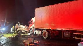 Acidente entre van e carreta e van no Norte de Minas