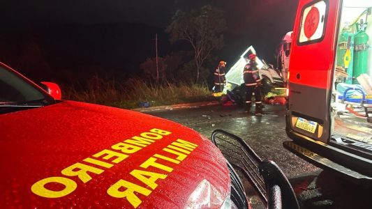 Acidente entre van e carreta e van no Norte de Minas