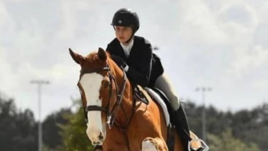 Acidente aconteceu durante aula de equitação quando o cavalo tropeçou e caiu em cima da adolescente de 15 anos