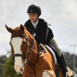 Adolescente morre ao ser esmagada por cavalo em competição de hipismo 