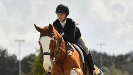 Acidente aconteceu durante aula de equitação quando o cavalo tropeçou e caiu em cima da adolescente de 15 anos