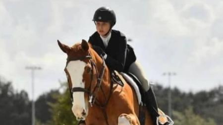 Acidente aconteceu durante aula de equitação quando o cavalo tropeçou e caiu em cima da adolescente de 15 anos