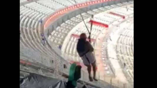 Acidente aconteceu enquanto a jovem passava pelo anel superior do estádio, no começo da descida