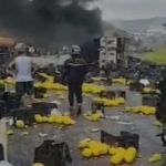 Vídeo: carreta com melão pega fogo e interdita Fernão Dias no sentido São Paulo  