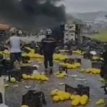 Vídeo: carreta com melão pega fogo e interdita Fernão Dias no sentido São Paulo