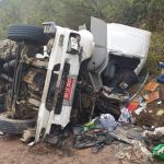 Caminhão tanque com mais de 42 mil litros de etanol tomba e motorista fica gravemente ferido; veja imagens  