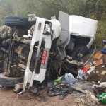 Caminhão tanque com mais de 42 mil litros de etanol tomba e motorista fica gravemente ferido; veja imagens