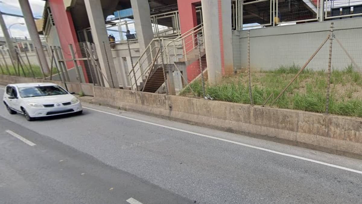 Dupla morre ao bater moto no muro da estação Floramar do metrô durante fuga da PM